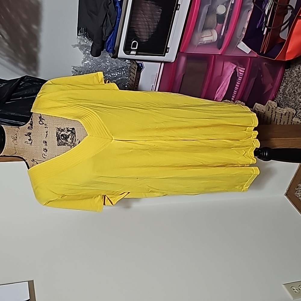 Yellow xxl double v-neck tshirt.